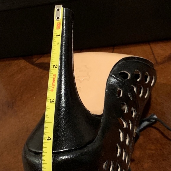 Christian Milano genuine leather.  It's a beauty. - Picture 5 of 6